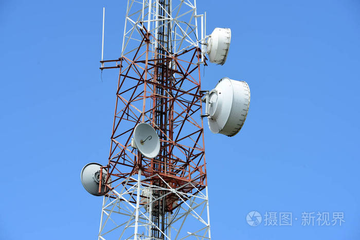 天空中的信使 藍色背景下現代通信的無聲壯歌